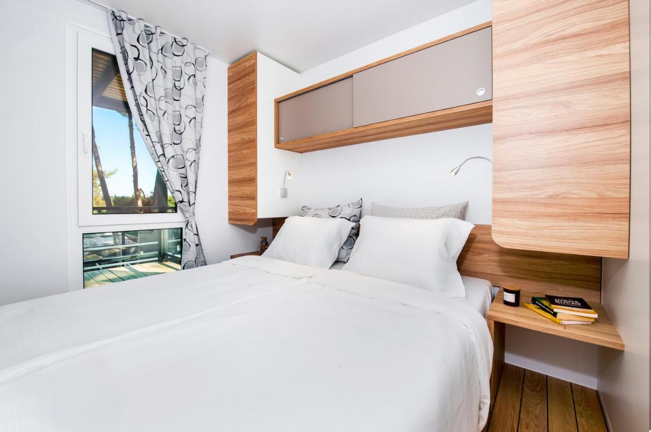 Pineta Mobile Home In Porton Biondi Camp Ровинь Экстерьер фото